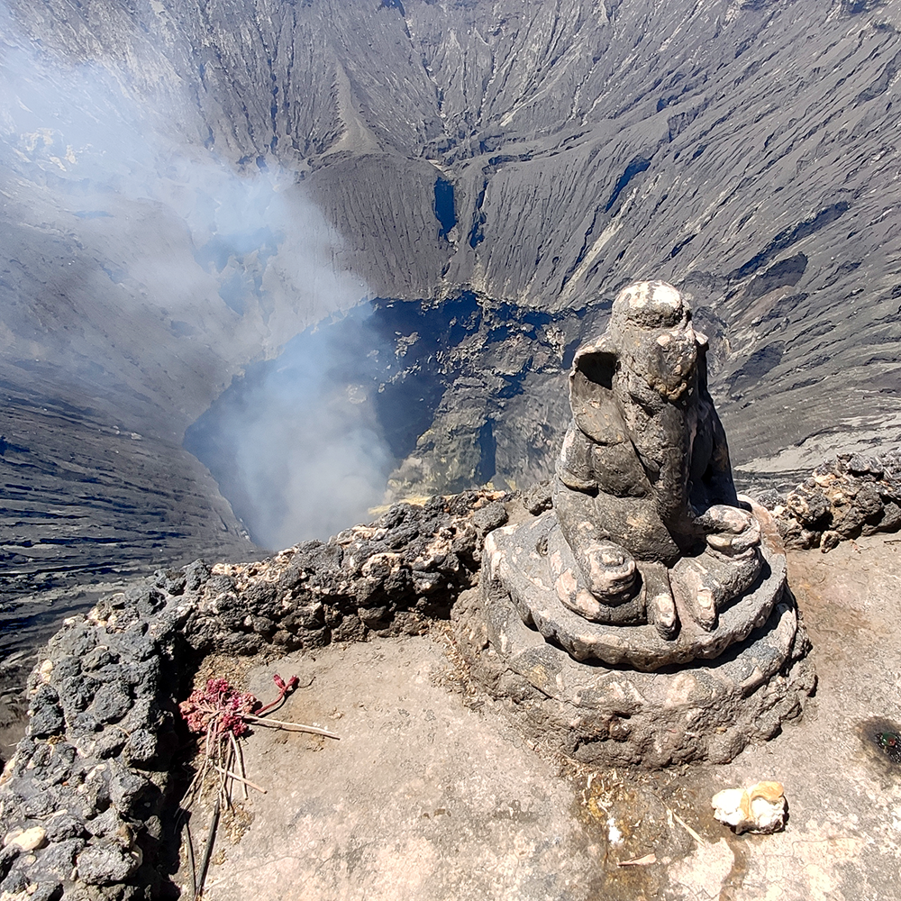 Pemandangan Gunung Bromo dengan kabut