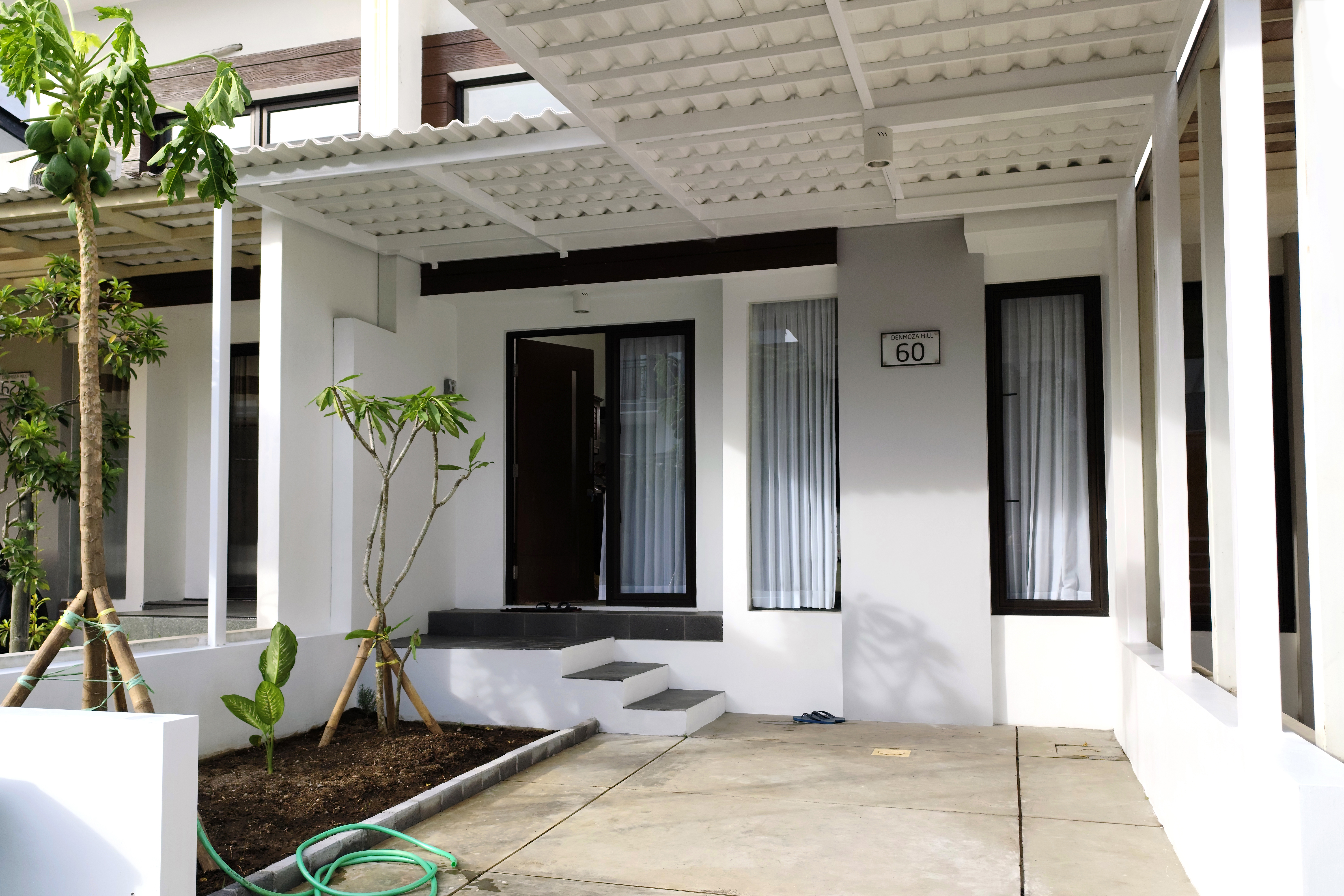 Giava House - Rumah modern dengan taman tropis hijau